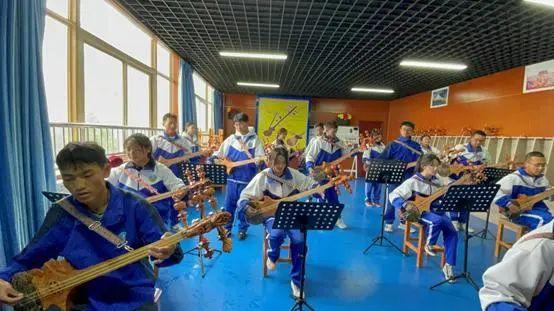 山南市第二高级中学在弹奏藏族传统乐器扎木念。（山南市第二高级中学供图）
