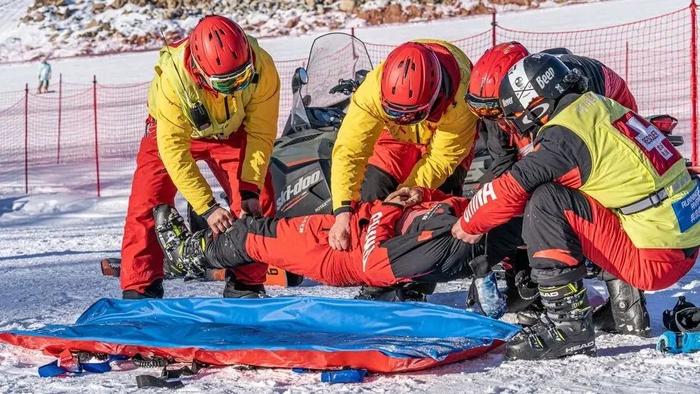 ▲可可托海滑雪场有自己的巡逻救援队，图为他们在举行救护应急实战演练。可可托海滑雪场订阅号宣传图