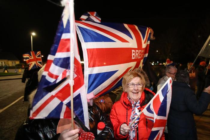 2020年1月31日晚，在英国北爱尔兰贝尔法斯特，支持“脱欧”的人们参加庆祝集会。（图/新华社）