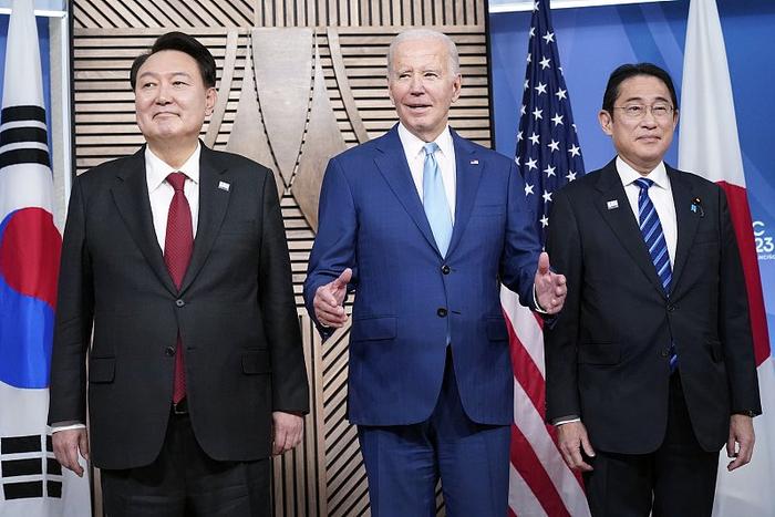 美国时间11月16日，日本首相岸田文雄、美国总统拜登和韩国总统尹锡悦合影 图自视觉中国