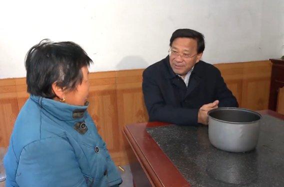 韩俊临时停车来到村民杨正霞家中，与她聊起家常（来源：安徽卫视画面）