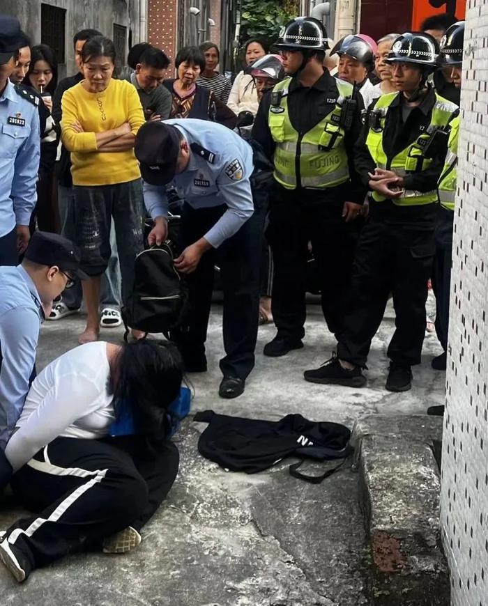 女子被警民合力抓获。