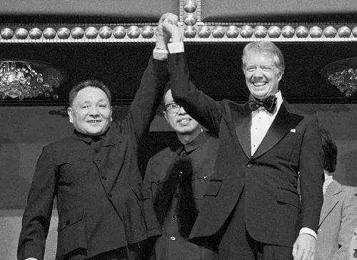 1979年1月29日，邓小平在美国华盛顿肯尼迪中心观看表演时与美国总统卡特一起向观众致意图：新华社
