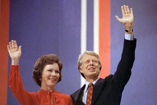  1976年7月15日，时任美国总统卡特（右）与妻子罗莎琳·卡特在纽约共同出席活动