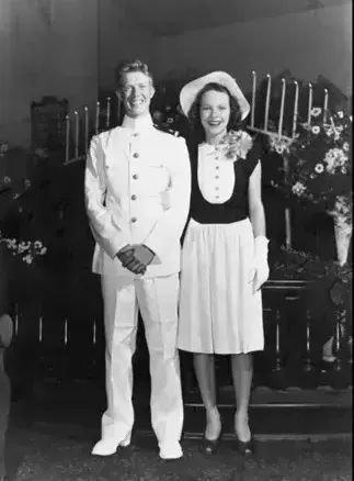  1946年7月7日，海军少尉吉米·卡特与妻子罗莎琳的结婚照