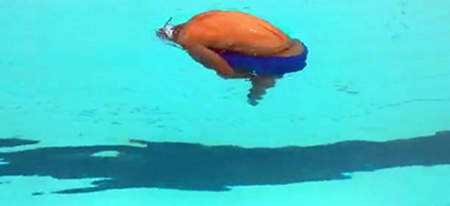 怎样让身体俯卧平衡在水面上？3种练习方法，轻松达到要求