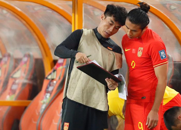 国足助理教练郑智（左）对张玉宁讲解战术。 图/新华社