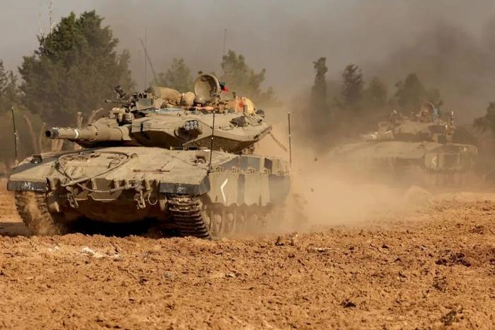 ▲当地时间2023年11月21日，以色列南部，巴以冲突持续，一辆坦克开往加沙地带。图/IC photo