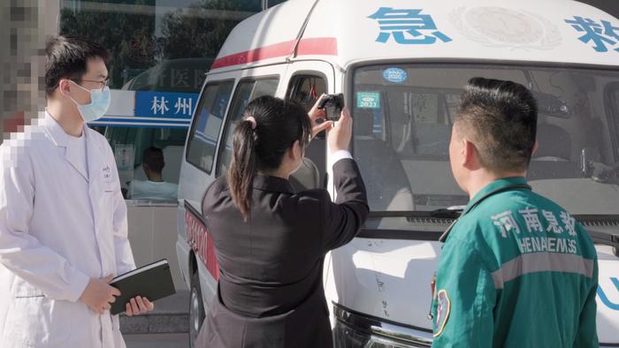河南省安阳市检察院检察官对救护车使用情况进行实地调查。安阳市检察院提供