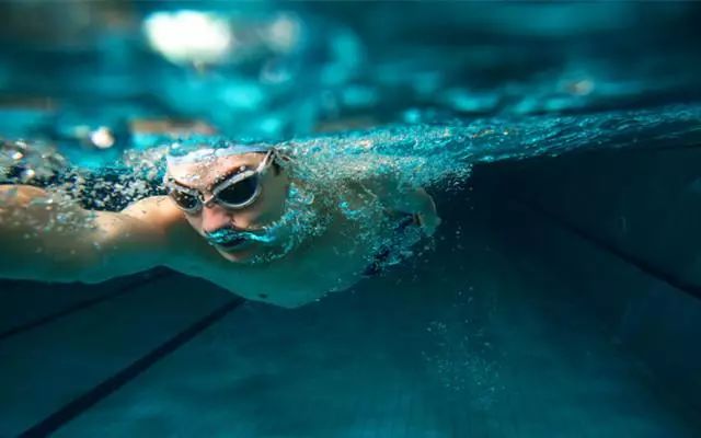 游泳时，难免会有受伤，几个预防技巧，让你安全畅游一个夏天