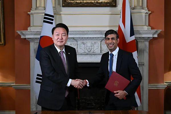 当地时间11月22日，韩国总统尹锡悦同英国首相苏纳克在英国首相府签署《唐宁街协议》。图源：视觉中国