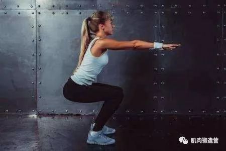 深蹲不仅限于臀腿锻炼，4种深蹲，塑造好身材强健身体
