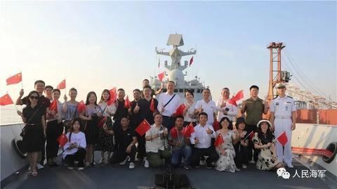 11月27日下午 ， 海军第44批护航编队访问缅甸仰光。图为欢迎人群登舰参观，并合影留念。姜霞 摄