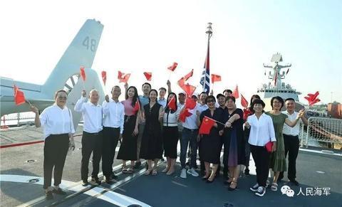 11月27日下午 ，海军第44批护航编队访问缅甸仰光。图为欢迎人群登舰参观，并位舰艇飞行甲板合影留念。方思航 摄