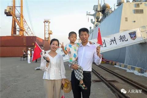 11月27日下午 ，海军第44批护航编队访问缅甸仰光。图为华人华侨在舰艇前合影留念。姜霞 摄