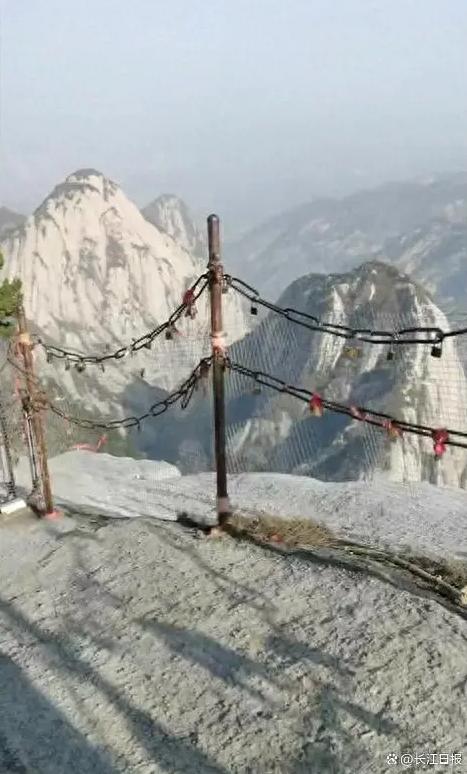 家属称，小王可能是从华山东峰处坠崖