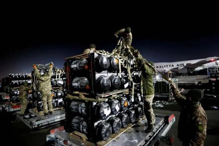 ▲资料图：美国援助的一批军事物资抵达乌克兰基辅。图/IC photo