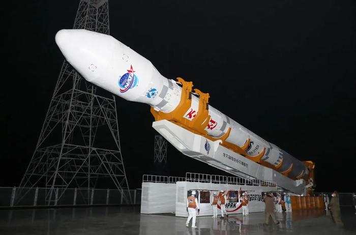 11月21日，朝鲜西海卫星发射场，携带侦察卫星“万里镜-1”号的火箭。图/视觉中国