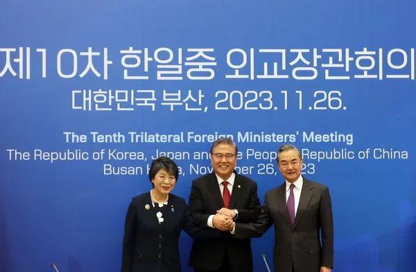 三国外长握手合照。图源：外交部网站