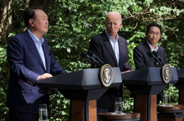 韩国总统尹锡悦、美国总统拜登与日本首相岸田文雄在戴维营。图源：央视新闻