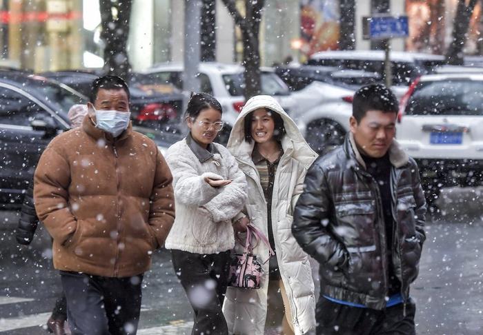 2023年12月4日，受北方较强冷空气影响，新疆乌鲁木齐市迎来降雪天气。