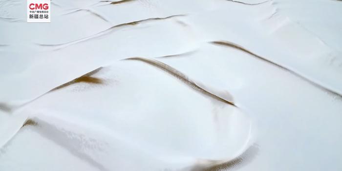 塔克拉玛干沙漠出现大范围降雪，银装素裹的白色沙海一改往日的金黄，宛如水墨图卷。图片来源：央视新闻截图