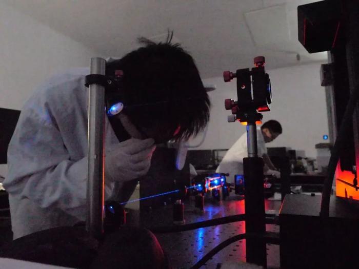 图/生科学生在实验室。图片来源：北京大学校报