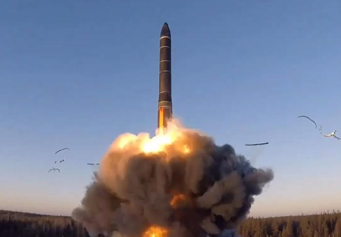 俄罗斯在演习中试射“亚尔斯”洲际导弹。