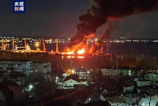 克里米亚俄军控制港口被炸  图：央视新闻