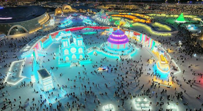 2023年12月31日，黑龙江省哈尔滨市，游客在冰雪大世界游玩。本文图片 视觉中国 图