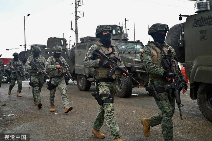 1月7日，厄瓜多尔安全部队在瓜亚斯省一处监狱开展行动 图源：视觉中国