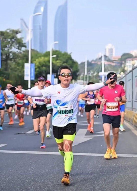 多地厅级干部参加马拉松，有位正厅级干部全马跑进3小时