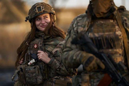 当地时间2023年12月23日，顿涅茨克地区，两名乌克兰女兵正在为战斗任务做准备。