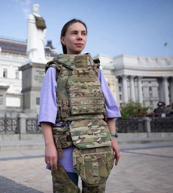 当地时间2023年9月14日，乌克兰基辅，一名妇女在基辅展示为女兵特别设计的防弹衣。