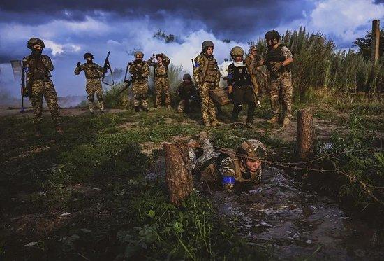 当地时间2023年7月15日，扎波罗热地区，乌克兰女兵在不同的战斗场景中进行训练。