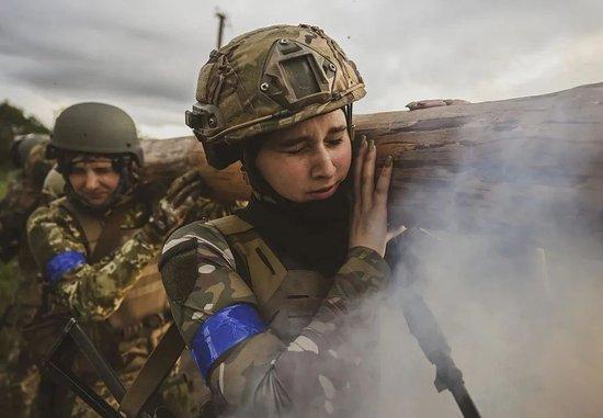 当地时间2023年7月15日，扎波罗热地区，乌克兰女兵进行力量配合进行训练。