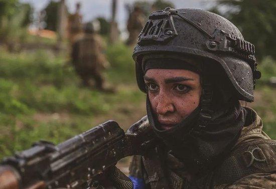 当地时间2023年7月15日，扎波罗热地区，乌克兰女兵进行射击训练。