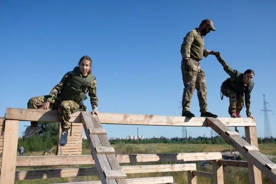 当地时间2023年7月12日，乌克兰基辅，乌克兰女兵身穿新款野战服参加军事训练。