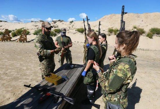 当地时间2023年7月12日，乌克兰基辅，乌克兰女兵学习使用枪械。