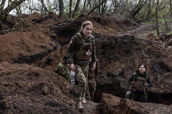 当地时间2023年4月24日，顿涅茨克地区巴赫穆特，炮兵阵地的乌克兰女兵。