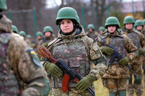 当地时间2023年2月22日，乌克兰利沃夫，一名女兵手持步枪参加乌克兰武装部队军官毕业典礼。
