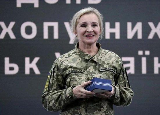 当地时间2023年12月12日，乌克兰基辅，乌克兰国防部长鲁斯特姆·乌梅罗夫为一名乌军女兵颁奖。