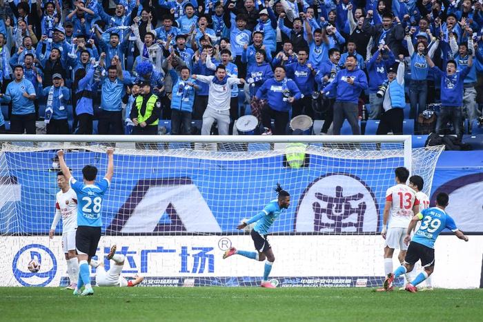 2023赛季最后一轮中超比赛，大连人队主场2比3不敌最后夺冠的上海海港队。球队外援曼佐基进球后庆祝。图片来源：新华社