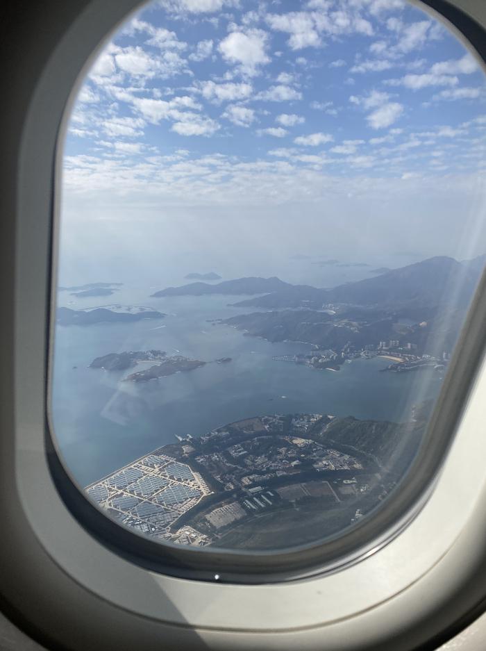 搭乘航班从香港国际机场起飞，所看到山海连城的景象 图/王静仪