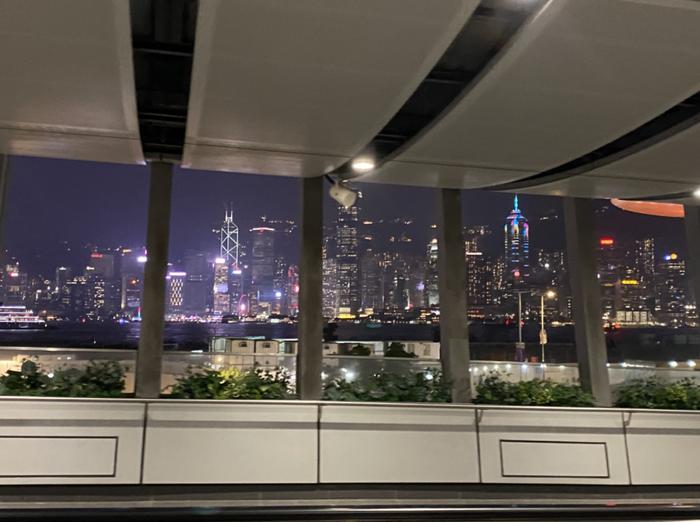 西九龙站外的香港街景 图/王静仪