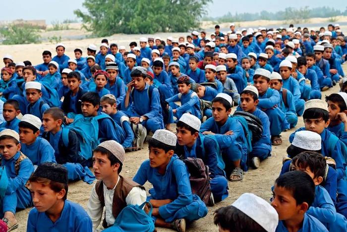 阿富汗楠格哈尔省的一所露天学校里。本版图/视觉中国