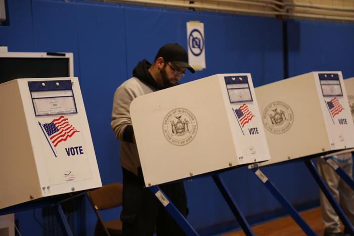 ▲资料图：美国选民在一处投票站参加投票。图/新华社