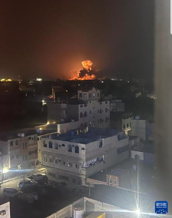 1月12日在也门首都萨那拍摄的空袭后的爆炸画面 图片来源：新华社