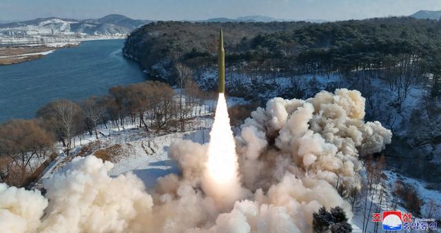 朝鲜公开的新型中远程高超声速导弹试射照片。