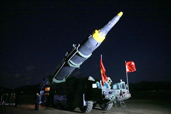 朝鲜进行“火星”-12导弹夜间发射训练。